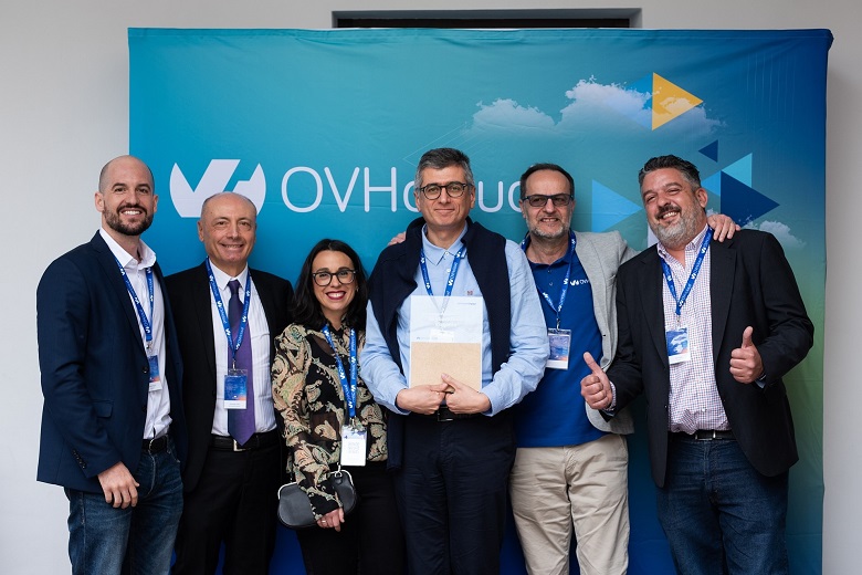 Al centro Claudio Daolio, della direzione servizi cloud di Skybackbone Engenio, mostra il premio